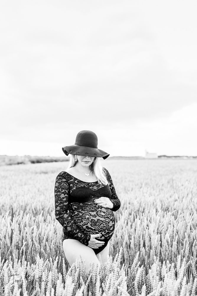 un beau cliché d'une future maman en noir et blanc tiré d'une séance photo en exterieur avec le Studio Tony Rapiteau proche de Meaux