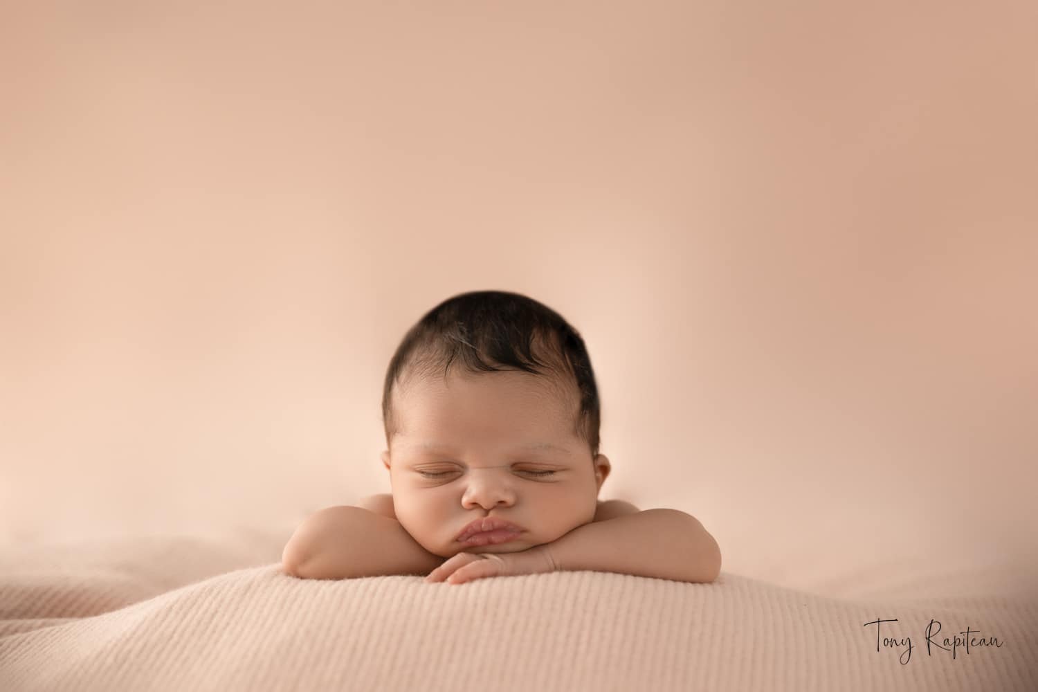 bébé qui dort durant la séance photo