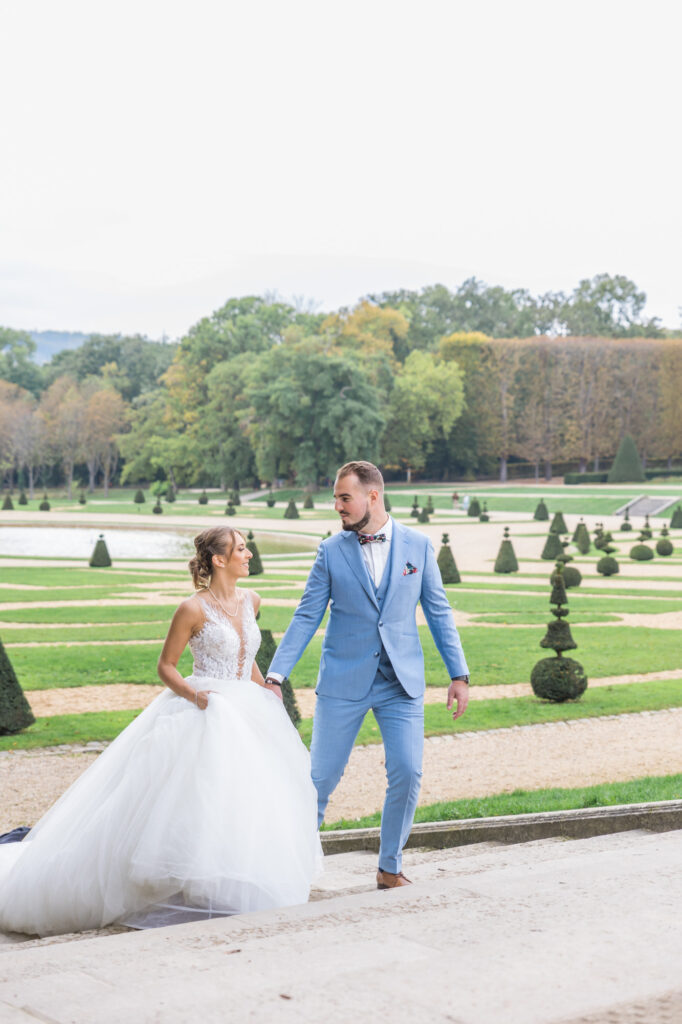 Il accompagne sa femme au chateau de Sceaux pour son mariage