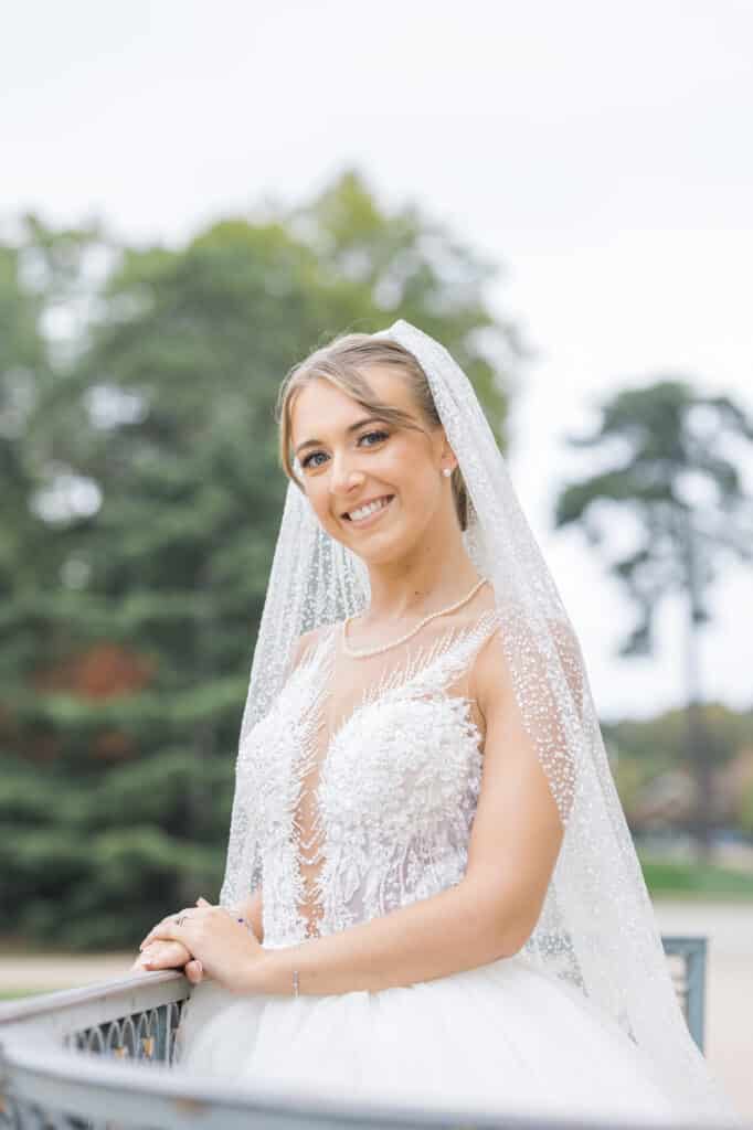 Un sourire et une robe magique pour ce mariage merveilleux