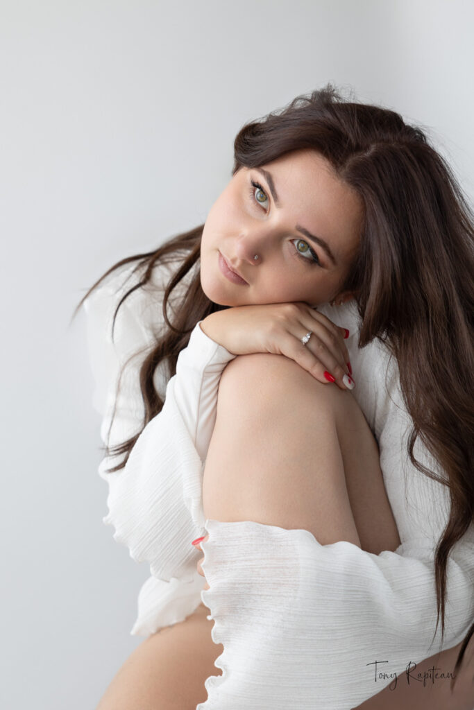 Photographie d'une femme pensante au Studio Tony Rapiteau