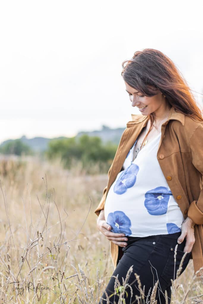 Une future maman heureuse lors de sa séance photo de grossesse