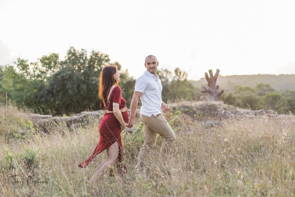 Une séance photo de grossesse en pleine nature proche d'Avignon