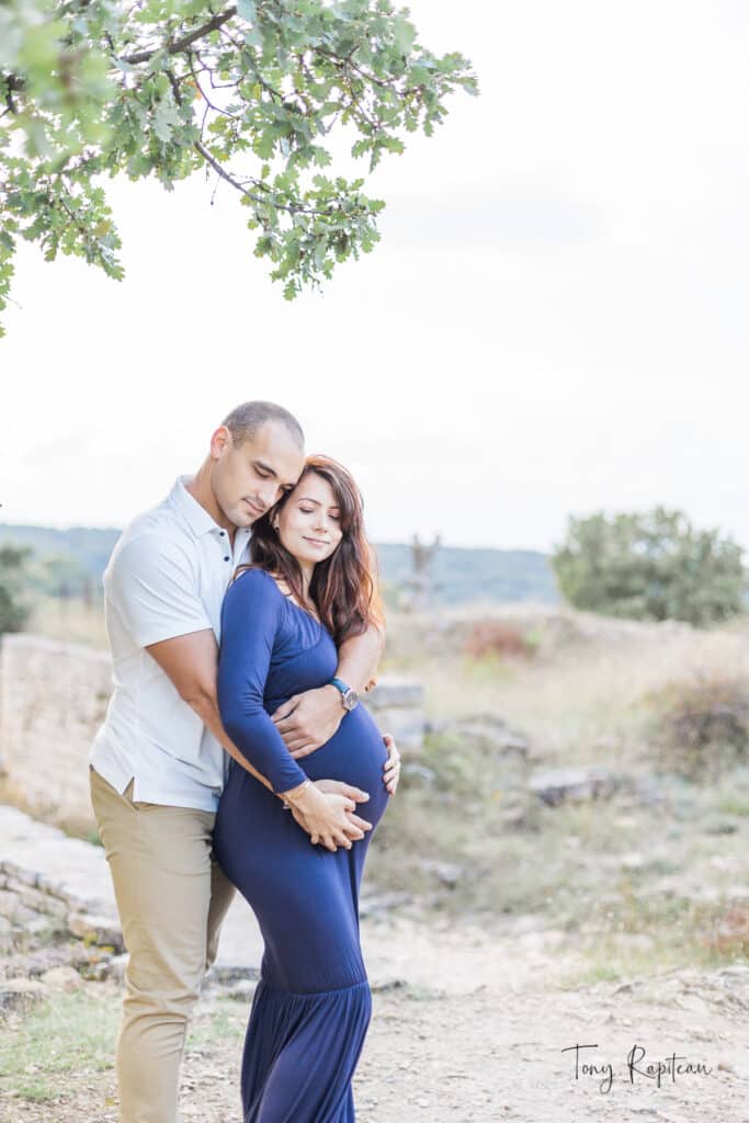 Un moment romantique lors d'une séance photo de grossesse dans la nature à Avignon avec le Photographe Studio Tony Rapiteau