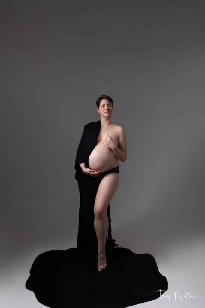 Un portrait artistique d'une future maman durant une séance photo en Seine et Marne au Studio Tony Rapiteau