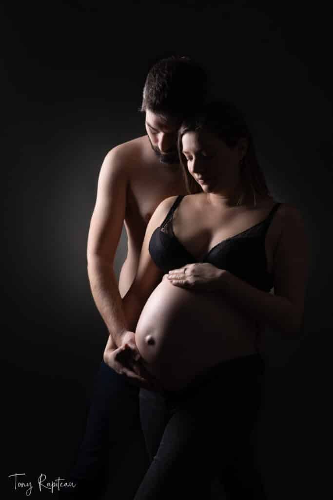 Couple durant une séance photo de grossesse au studio tony rapiteau