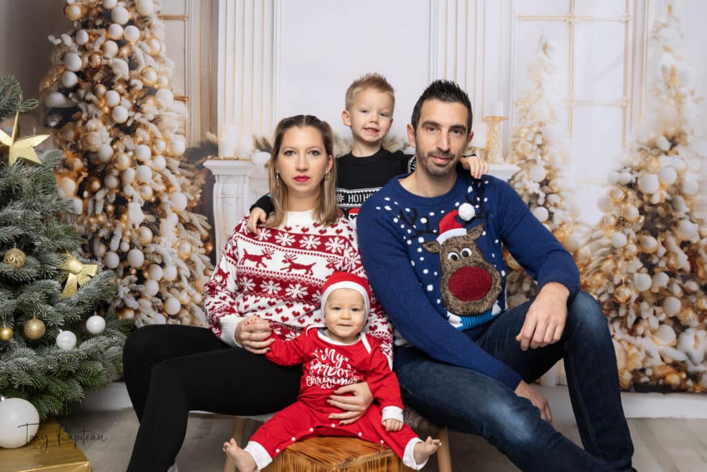 Famille au Studio Tony Rapiteau pour les minis séances de noël 2024