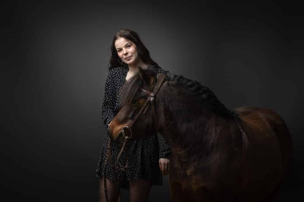 Portrait avec sa monture dans un centre equestre