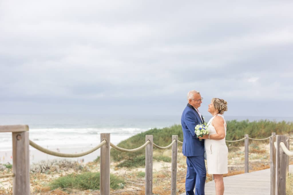 Une magnifique photo d'un couple lors de sa journée de mariage