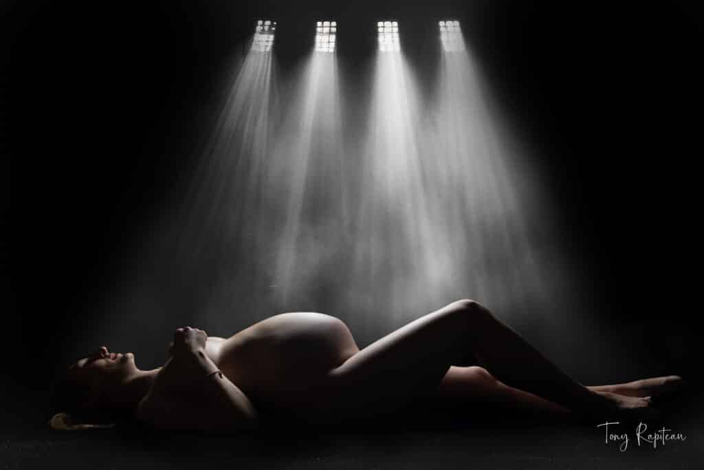 Un beau rendu d'une femme enceinte durant une séance photo en Seine et Marne au Studio Tony Rapiteau